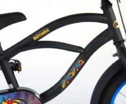 Volare Batman Kinderfiets - Jongens - 16 Inch - Zwart/Blauw - 95% Afgemonteerd -Professionele Winkel Voor Fietsuitrusting 1200x990 2